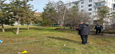 Millet Bah�esi'nde s�r olay! 53 ya��ndaki adam �l� bulundu