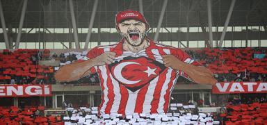 Sivasspor taraftarlar�ndan T�rk bayra�� koreografisi