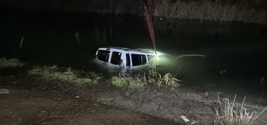 Eski�ehir'de korkutan kaza: Otomobil Porsuk �ay�'na d��t�