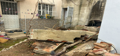 U�ak'ta y�k�m kazas�... Duvar�n alt�nda kalan ki�i yaraland�