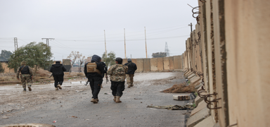 Yolun sonu g�r�nd�! Suriye ��i�leri Bakanl���: Silahlar�n� teslim edenlerin kay�tlar� al�n�yor