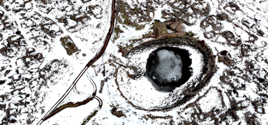 47 y�l �nce terk edilmi�ti: Eski k�y kar alt�nda g�r�nt�lendi