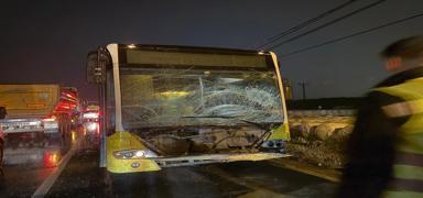 Arnavutk�y'de �ETT otob�s� ile otomobil �arp��t�: 1 ki�i hayat�n� kaybetti