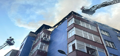 Esenler'de korkutan yang�n: Alevler �at�y� sard�