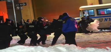 ICE protestolar� kontrolden ��kt�: New York polisinden g�stericilere sert m�dahale