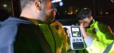 Kaza yapan alkoll� s�r�c�den �a��rtan savunma: Direksiyonu e�im k�rd�