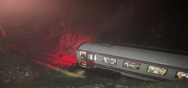 Bal�kesir'de toprak kaymas�:  1 vagon raydan ��kt�