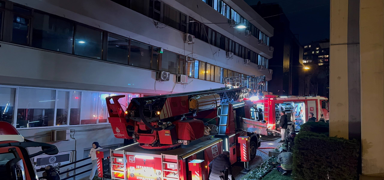 Beyo�lu'nda 3 katl� otelde korkutan yang�n: �ok say�da ekip sevk edildi