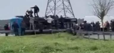 �stanbul'da cezaevi arac� devrildi: 19 ki�i yaral�