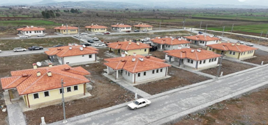 Osmaniye'de depremin yaralar� sar�l�yor: K�y evleri teslim edildi