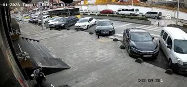 Yolcu dolu otob�s park halindeki otomobilleri bi�ti