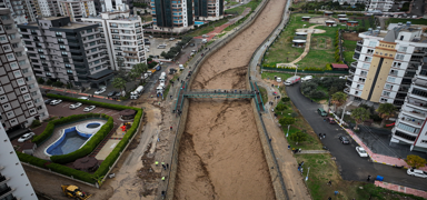 Mersin sele teslim: Dereler ta�t�, ara�lar sular alt�nda