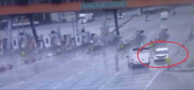 Otoyolda ak�l almaz g�r�nt�! Gi�elerde facian�n e�i�inden d�n�ld�