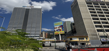 Venezuela'da otoyola Maduro ve e�i i�in afi�