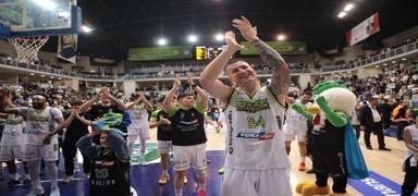 Yukatel Merkezefendi evinde Anadolu Efes'i yendi