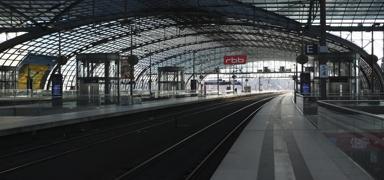 Almanya'da toplu ta��ma durma noktas�na geldi! 100 bin i��i grevde, ula��m fel�