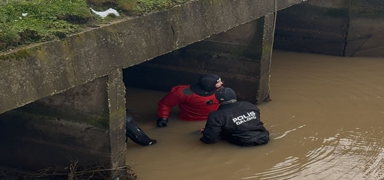 Ara� kontrolden ��kt�, sulama kanal�na d��t�: Cans�z bedeni bulundu