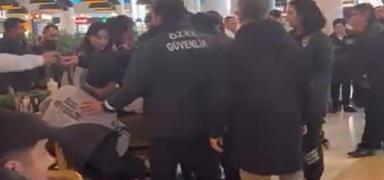 AVM'de sandalyeler havada u�u�tu: G�venlik g�revlisi b��akland�