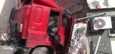 �stanbul'da faciaya ramak kald�! Freni bo�alan t�r binaya �arpt�
