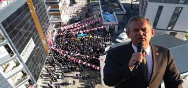 �zg�r �zel konu�tu meydan bo� kald�