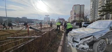Tramvay dura��nda yayalar�n aras�na dald�! Yaral�lar var