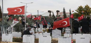 Deprem �ehitleri kabirleri ba��nda an�ld�