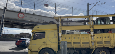 Fatih'te t�r �st ge�ide �arpt�! Trafik fel� oldu