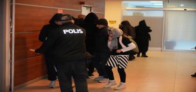 �ki ilde d�zensiz g��menler yakaland�