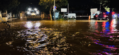 Bodrum ve Marmaris'te evleri su bast� yollar kapand�: Bir ki�i sele kap�ld�