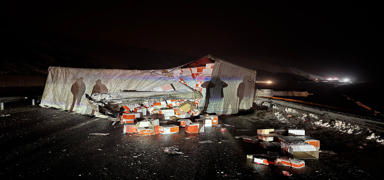 Erzincan-Sivas kara yolunda t�r devrildi