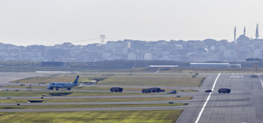 Havada panik anlar�! Kokpitte duman saptanan u�ak �stanbul'a acil ini� yapt�