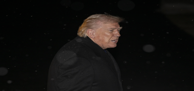 Trump, 'hileli' diye nitelendirdi�i se�imlerde se�men kimli�i ile vatanda�l�k belgesinin sunulmas�n� istedi