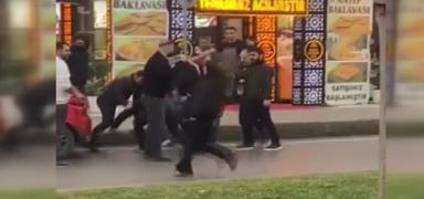 Deh�et anlar� kameraya yans�d�! Aralar�na al�p tekme tokat d�vd�ler