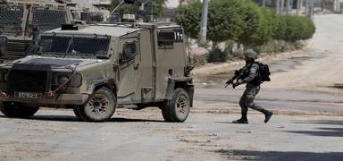 Suriye'de ��renci otob�s�n�n �n�n� kestiler