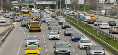 �stanbul'da trafik durma noktas�nda: Yo�unluk y�zde 80'e ula�t�