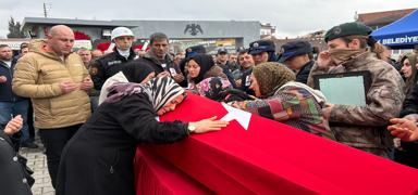 Silah�n� temizlerken kendini vurdu: Polis memuru son yolculu�una u�urland�