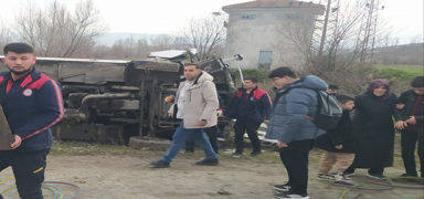 Tokat'ta ��renci servisi otomobille �arp��t�: �ok say�da yaral� var