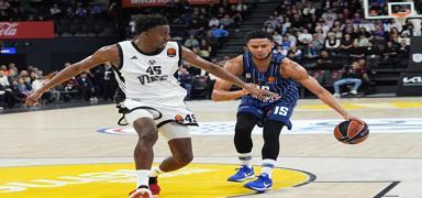 Anadolu Efes, Virtus Bologna'y� farkl� ge�ti