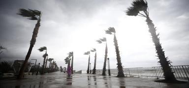 Antalya'da f�rt�na alarm�: 7 il�ede e�itime 1 g�n ara