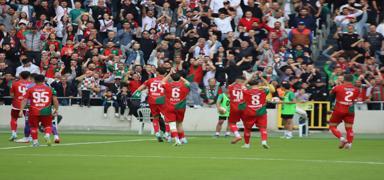 Kar��yaka, evinde bir ba�ka