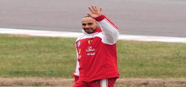 Lewis Hamilton yeni kurallara tepki g�sterdi