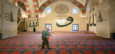 Edirne'deki camiler ramazana haz�r: G�l suyuyla temizlendiler