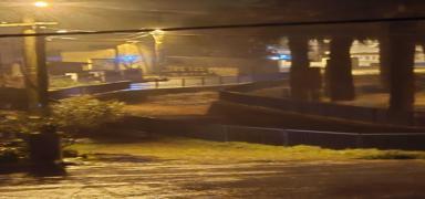 Yeni Fo�a'y� su bast�, ara�lar i�inde kald�