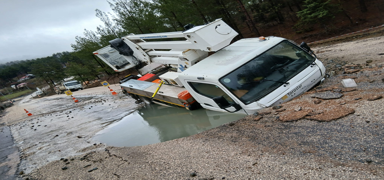 Adana'da ilgin� kaza: Patlayan su borusunun olu�turdu�u �ukura d��t�