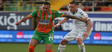 Alanyaspor 4 ma� sonra kazand�! Konyaspor'un hasreti 12 ma�a ��kt�
