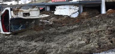 Bitlis'te felaketin e�i�inden d�n�ld�: Heyelan i� yerlerini yuttu