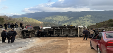 Antalya'da iki otomobil ile t�r �arp��t�: �l� ve yaral�lar var