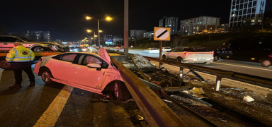 Ata�ehir'de kaza yapan ara� bariyerlere sapland�