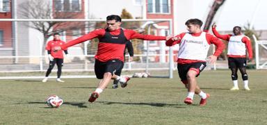 Sivasspor, Adana Demirspor mesaisine ba�lad�