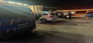 Dinlenme tesisinde ac� olay... Park halindeki ara�ta �l� bulundu